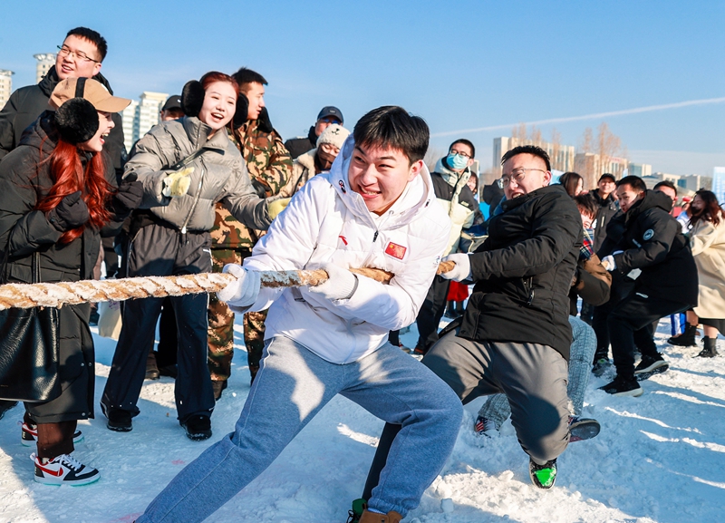 参赛选手在呼和浩特市干部职工冰雪趣味运动会上进行雪地拔河比赛。</p><p style=