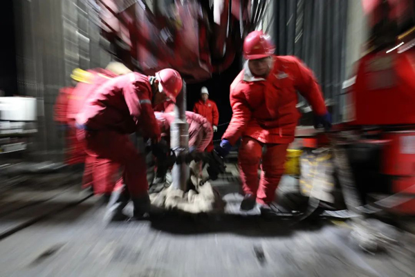 深地塔科1井工作人员在协同机械进行钻井作业。快速启动
，</p><p style=