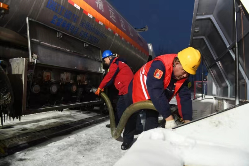 加能站员工在雪天卸油�，全力保障采气井安全生产……</p><p style=