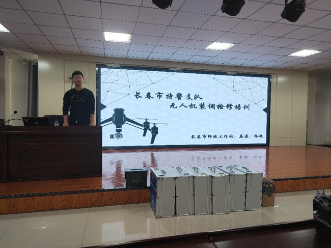姜涛为长春市公安局特警支队警务航空队队员开展无人机装调检修培训。“无人机飞得稳、</p><p style=