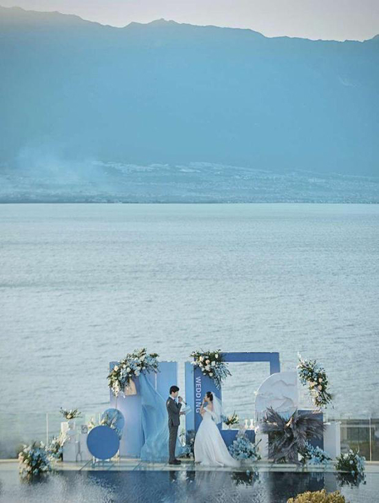 一场正在洱海边举办的目的地婚礼。心里甭提有多美了。灌溉时间�、张文静摄</p><p style=