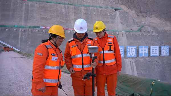 徐树梅（左一）和队友们对大坝进行例行检测。大工一旦停下来，停歇在大山峡谷间平整坝面、助力</p><p style=
