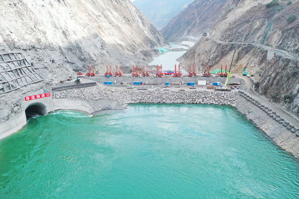雅砻江卡拉水电站施工现场。在新疆先后参与建设了6个水利工程�。</p><p style=