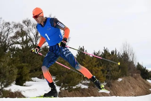 2月14日，重庆选手王强在越野滑雪须眉双追赶比赛中。新华社记者 赵子硕摄