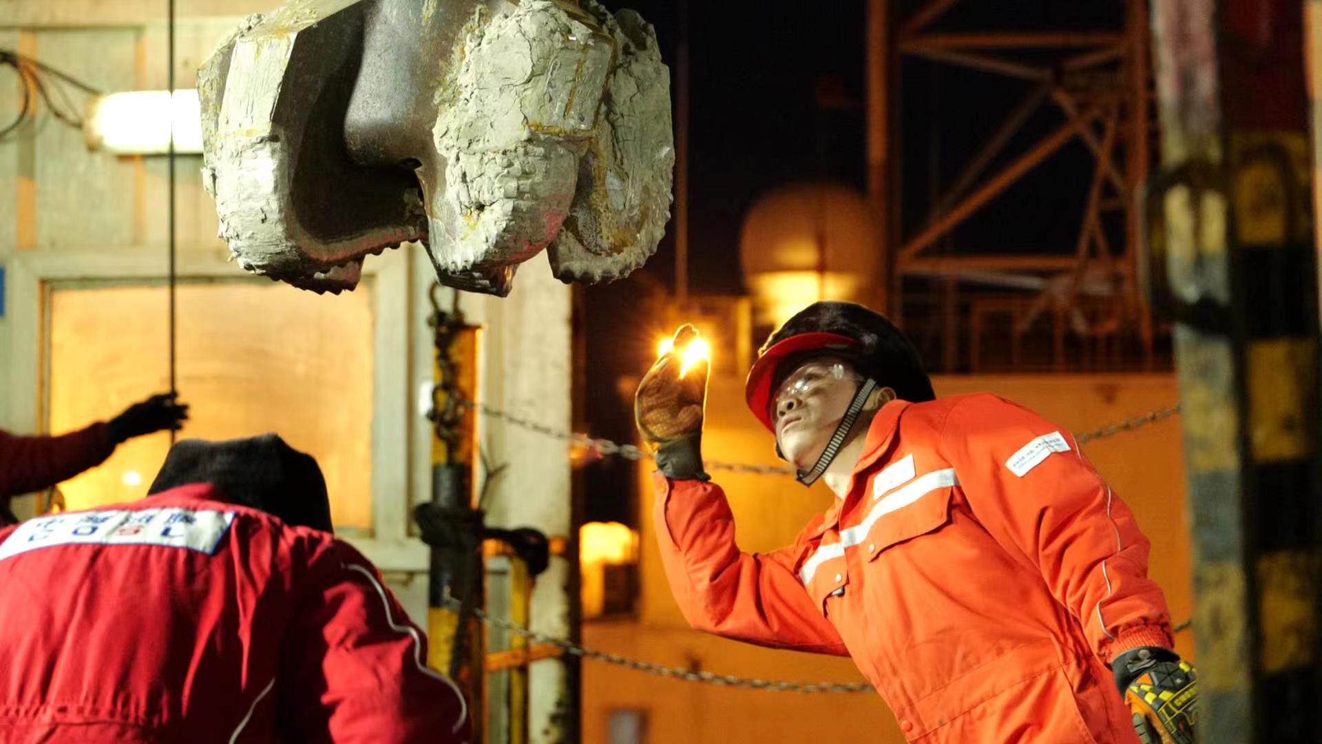 海上钻井工人正在检查钻头。攻克复杂断裂带深部地震成像
，提供了理论和技术储备	。进一步扩大了油田储量规模
�。受访者供图</p><p style=