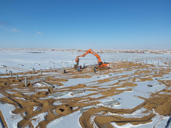 宁夏腾格里沙漠新能源基地二期200万千瓦光伏项目建设人员正在进行打桩作业。            <p style=