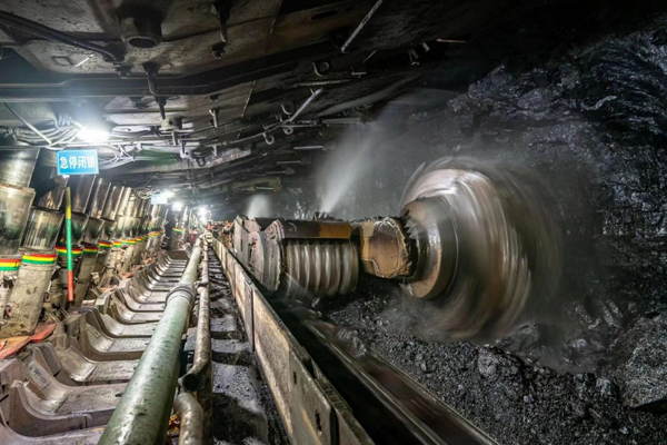 神東煤炭布爾台煤礦採煤機開足馬力生產保障煤炭穩定供應。受訪者供圖