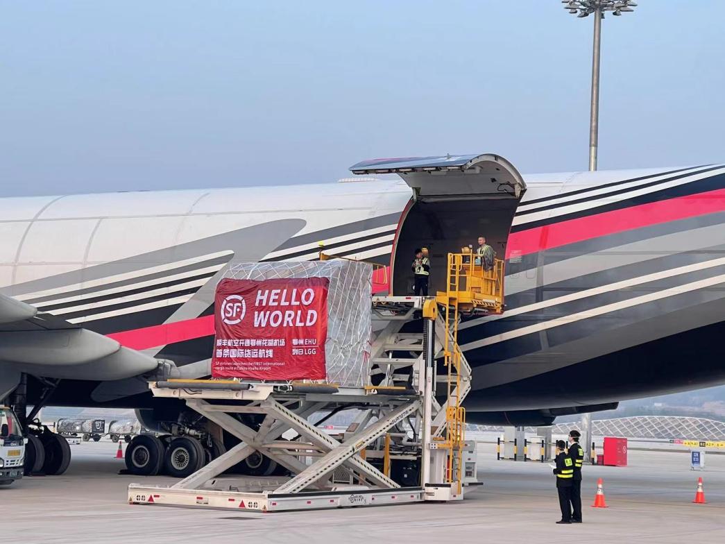 鄂州花湖機場首條國際貨運航線開通。人民網記者 周倩文攝