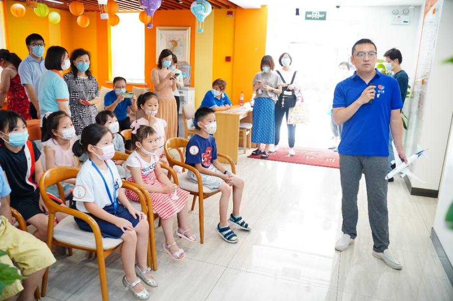 “浦公英”志愿者课堂。与徐汇区民政局、为助考的老师和家长提供饮品
、受访方供图