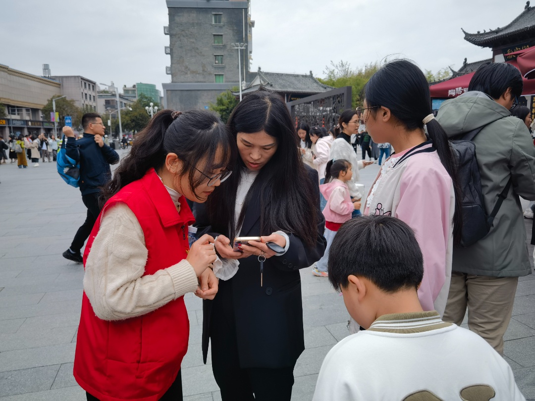 在江西景德鎮，身披“紅馬甲”的志願者正在為游客提供導覽服務。受訪者供圖。受訪者供圖