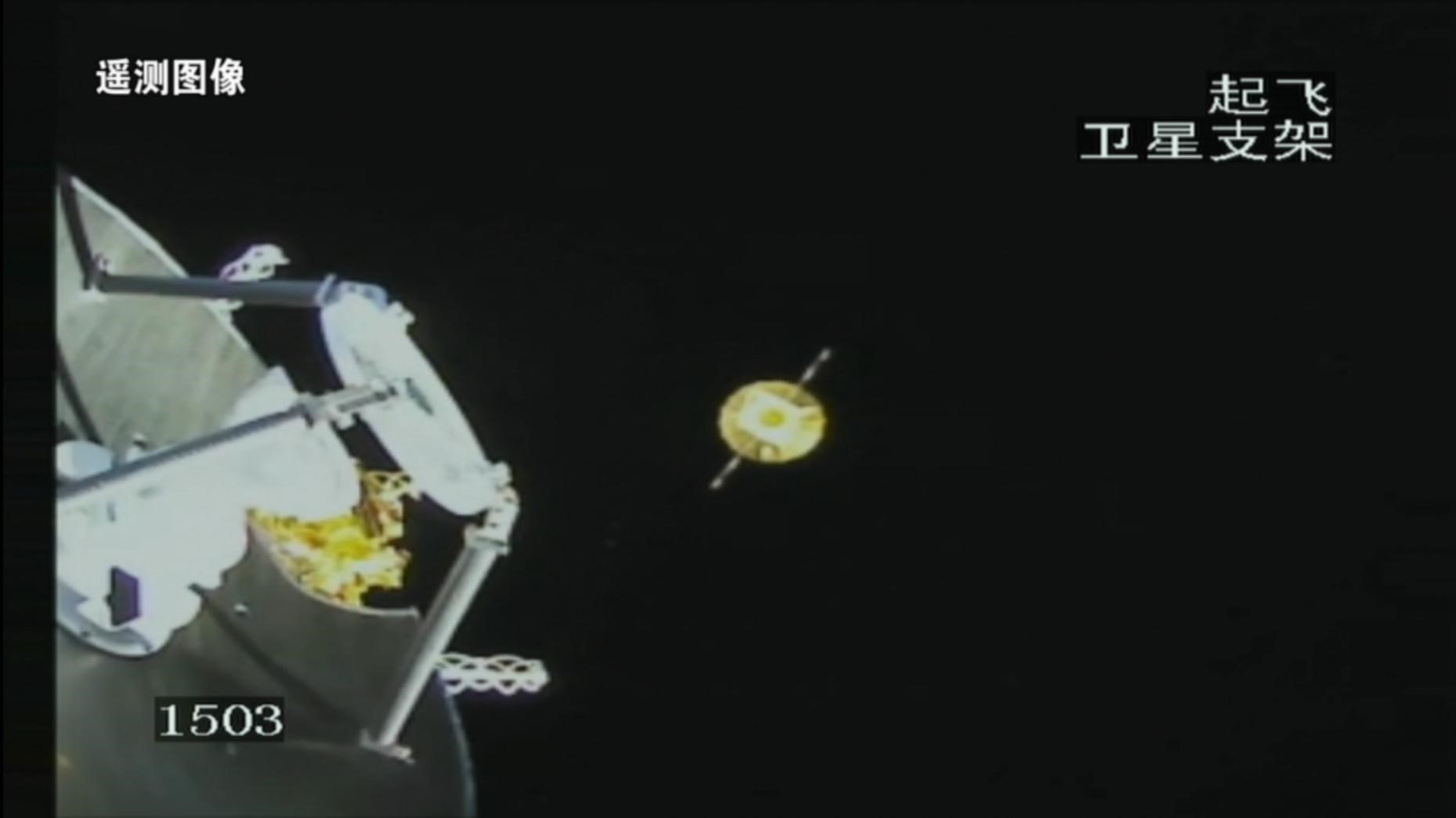 鵲橋二號中繼星與運載火箭成功分離，太陽翼及傘天線順利展開，圖像左側為天都試驗星。2024年3月20日長征八號運載火箭衛星支架相機拍攝成像。國家航天局供圖