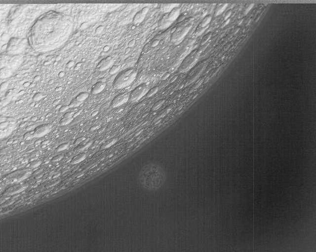 波長為8~14微米的遠紅外譜段月球成像數據，背景中較小的天體為地球。2024年4月8日，天都二號拍攝成像。國家航天局供圖