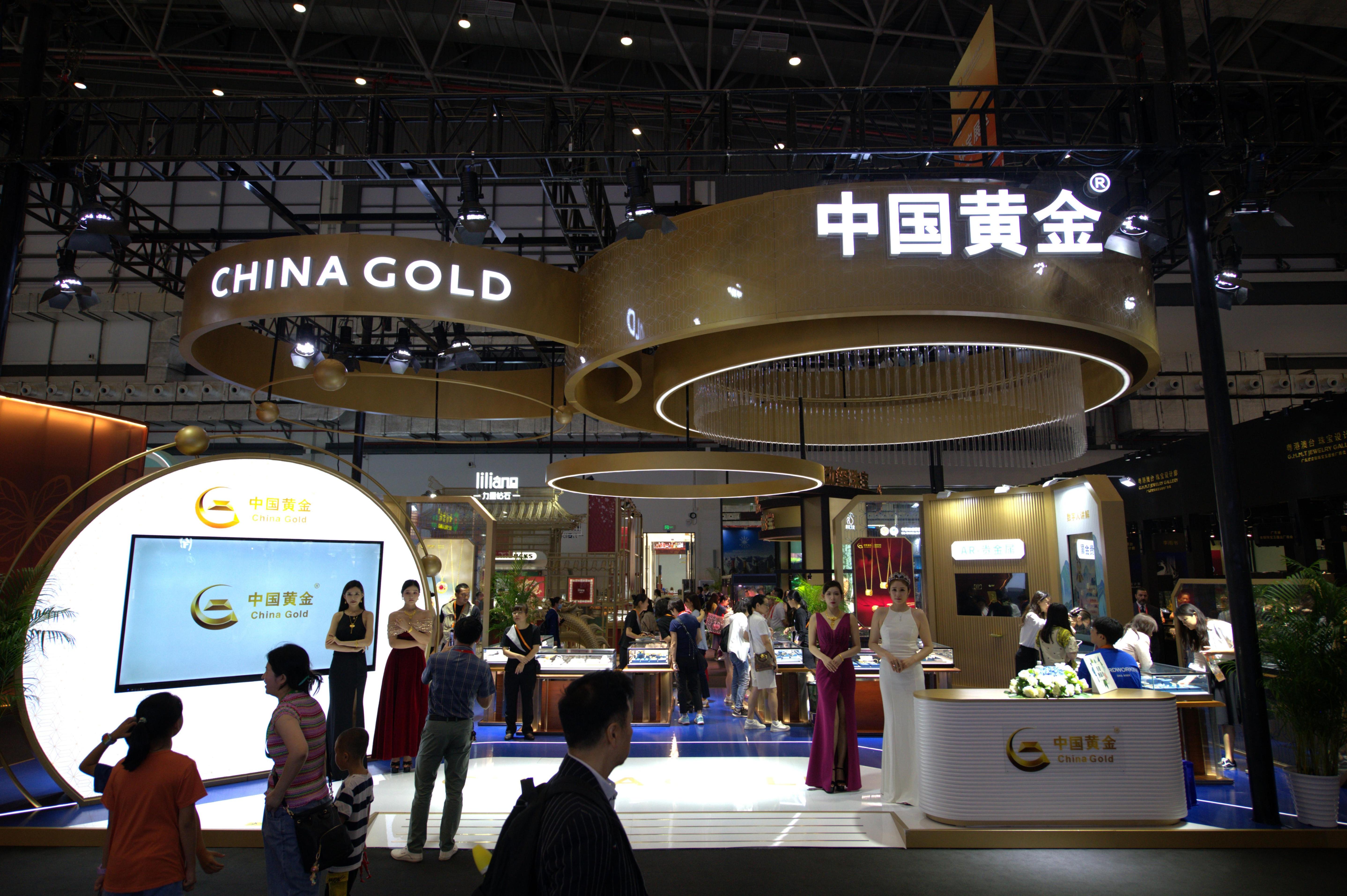 4月13日
，共好生活室内总展示面积12.8万平方米�，创全</p>球美观众正在参观中国黄金展台。组图人民网记者 翁奇羽摄