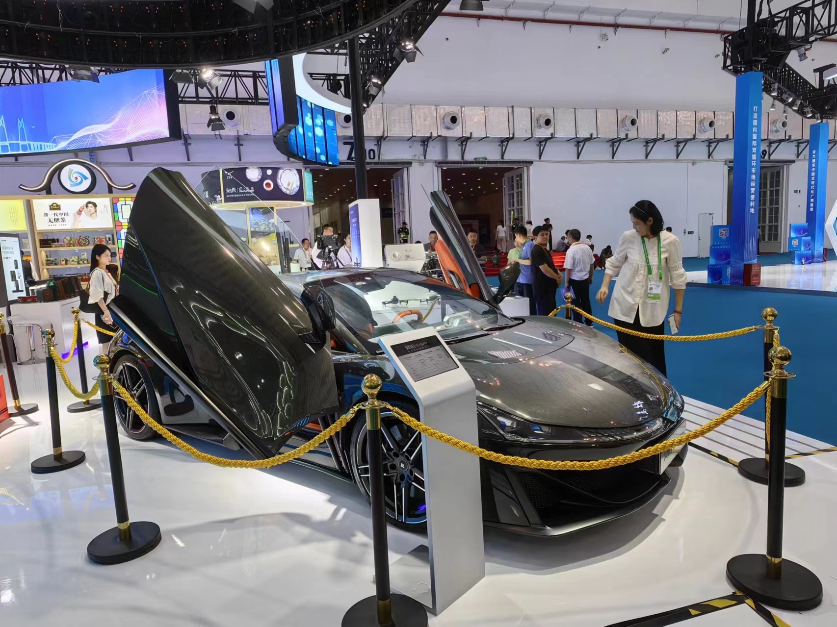 第四屆中國國際消費品博覽會現場，新能源汽車展示是一大亮點。人民網記者 楊迪攝