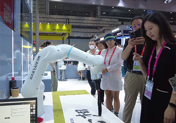 在消博會科大訊飛展台，AI書法機器人正在揮毫潑墨。人民網記者 楊迪攝