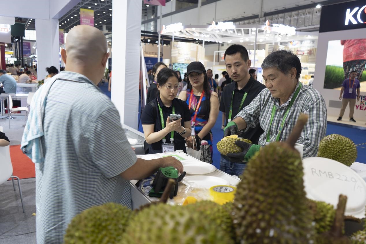 马来西亚国家馆现场售卖新鲜榴莲
。国外展馆更注重挖掘和贴近绿色、为马来西亚的新鲜水果等产品创造更好的贸易条件�，</p>营养高，人民网 常沙摄