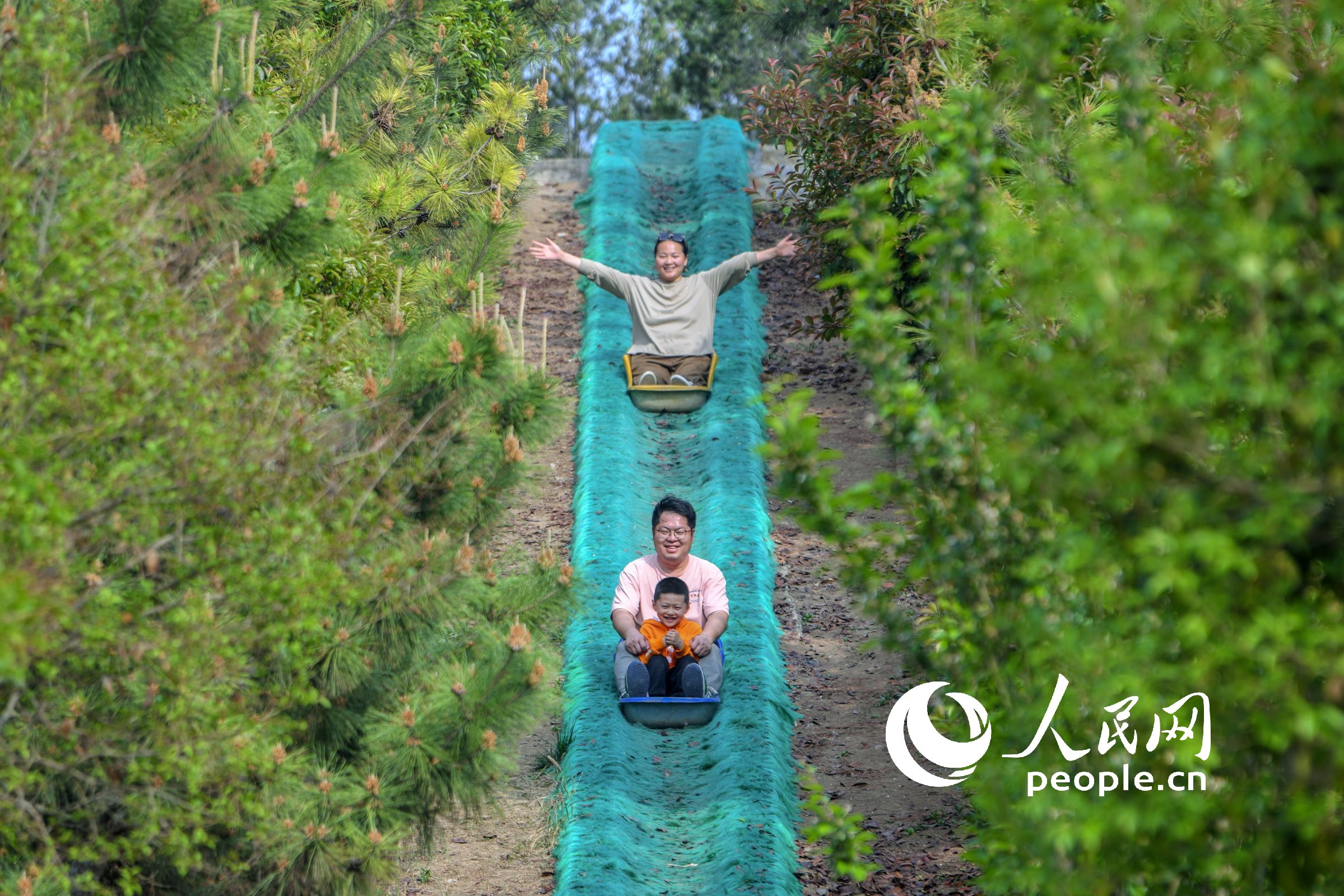 山東濟寧鹿鳴島風景區，市民帶著孩子樂享近郊游。楊國慶攝