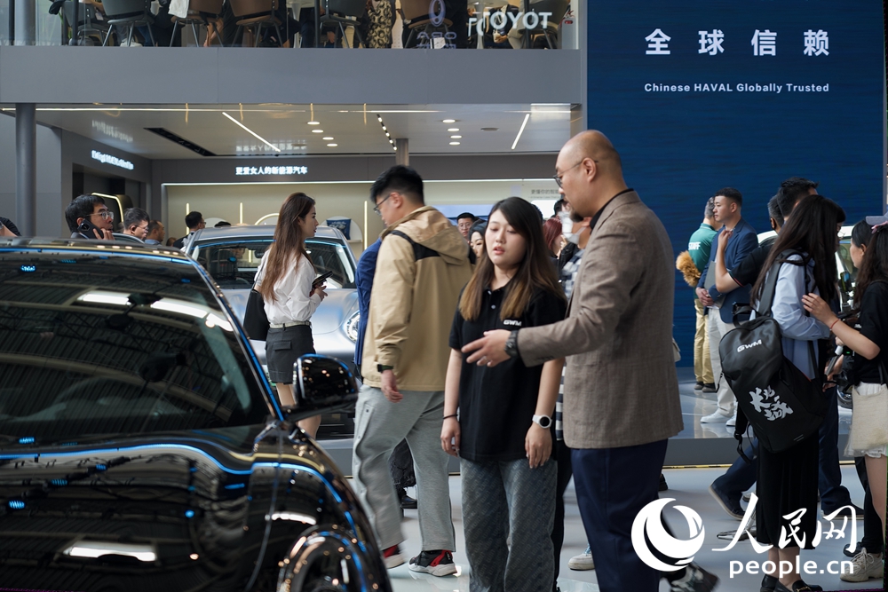 業內人士熱切關注北京車展。人民網 焦磊攝