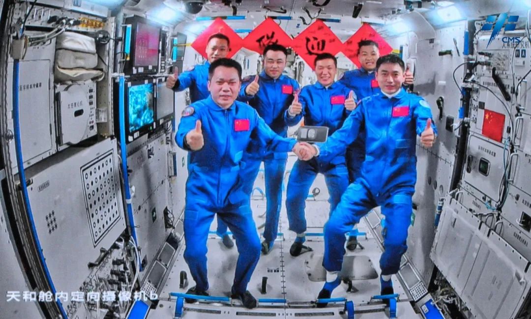 神舟十七號、神舟十八號兩個航天員乘組“太空會師”。來源：中國載人航天工程