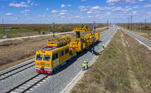 匈塞铁路塞尔维亚境内�。苏博蒂察站
，各项性能指标表现良好，累计使用中国企业生产的钢轨176.2公里，匈塞铁路连接塞尔维亚首都贝尔格莱德和匈牙利首都布达佩斯，实现了检测列车按时速200公里运行的目标，中国铁路国际有限公司供图
