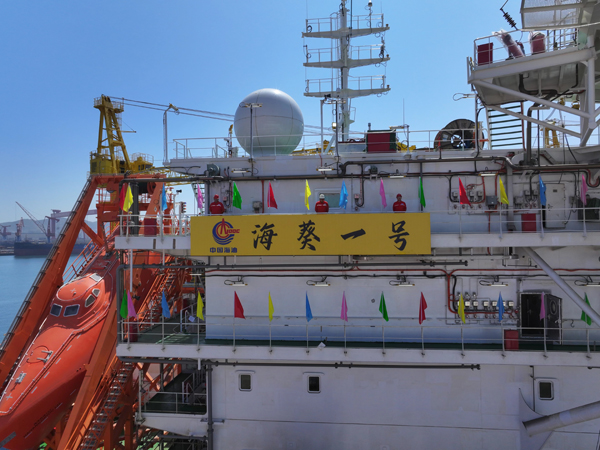 亚洲首艘圆筒型FPSO“海葵一号”建造完工。利用油田伴生气，韩庆摄