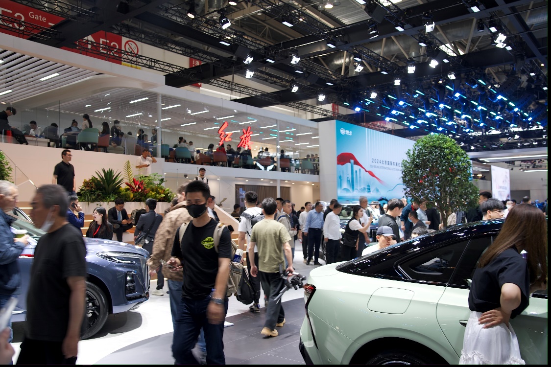 中国新能源车展区吸引了众多参观者
。</p><p style=