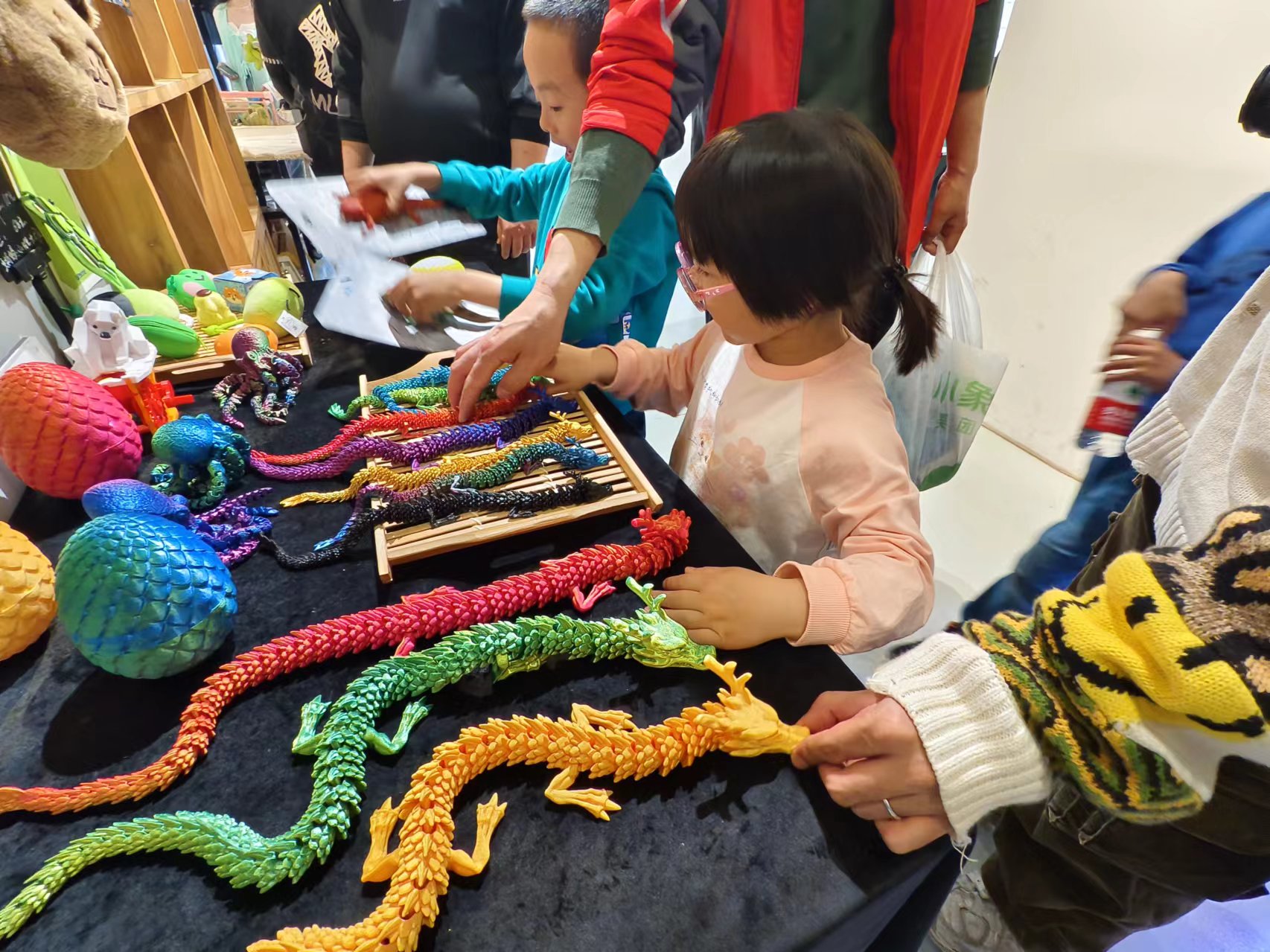 在北京798某創意產品店內，孩子們正在選購3D打印的龍形玩具。人民網記者 喬業瓊攝