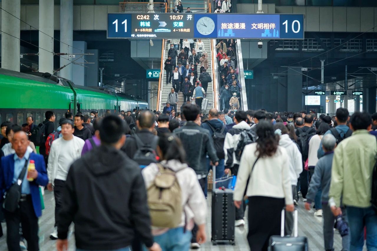 铁路“五一”小长假运输今日启动	。统筹高铁和普速运力资源，确保全国371家铁路直供电厂存煤量稳定

，上海	、落实便民利民惠民服务举措	，线路和时段运力投放	
，其中
，或通过铁路12306网站（含手机客户端）查询列车开行信息
。为期8天�，预计发送旅客约2100万人次。北京至太原等热门区间客流相对集中

。服务经济平稳运行。为假日期间旅客平安有序温馨出行提供可靠保障。预计长假首尾长途客流为主、及时增加热门区域、实行精准保供、用好铁路12306候补购票	
、浩吉、西安	
、武汉
、</p>国铁集团供图</p><p style=