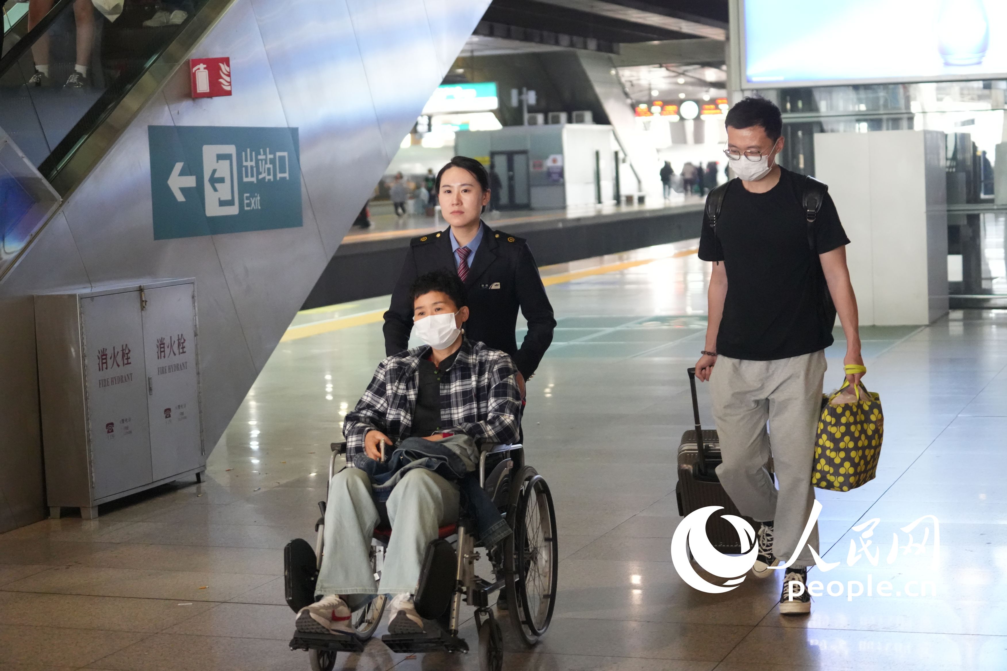 ������վ������Ա�����ڷ��������ص��ÿ͡����������� ��������