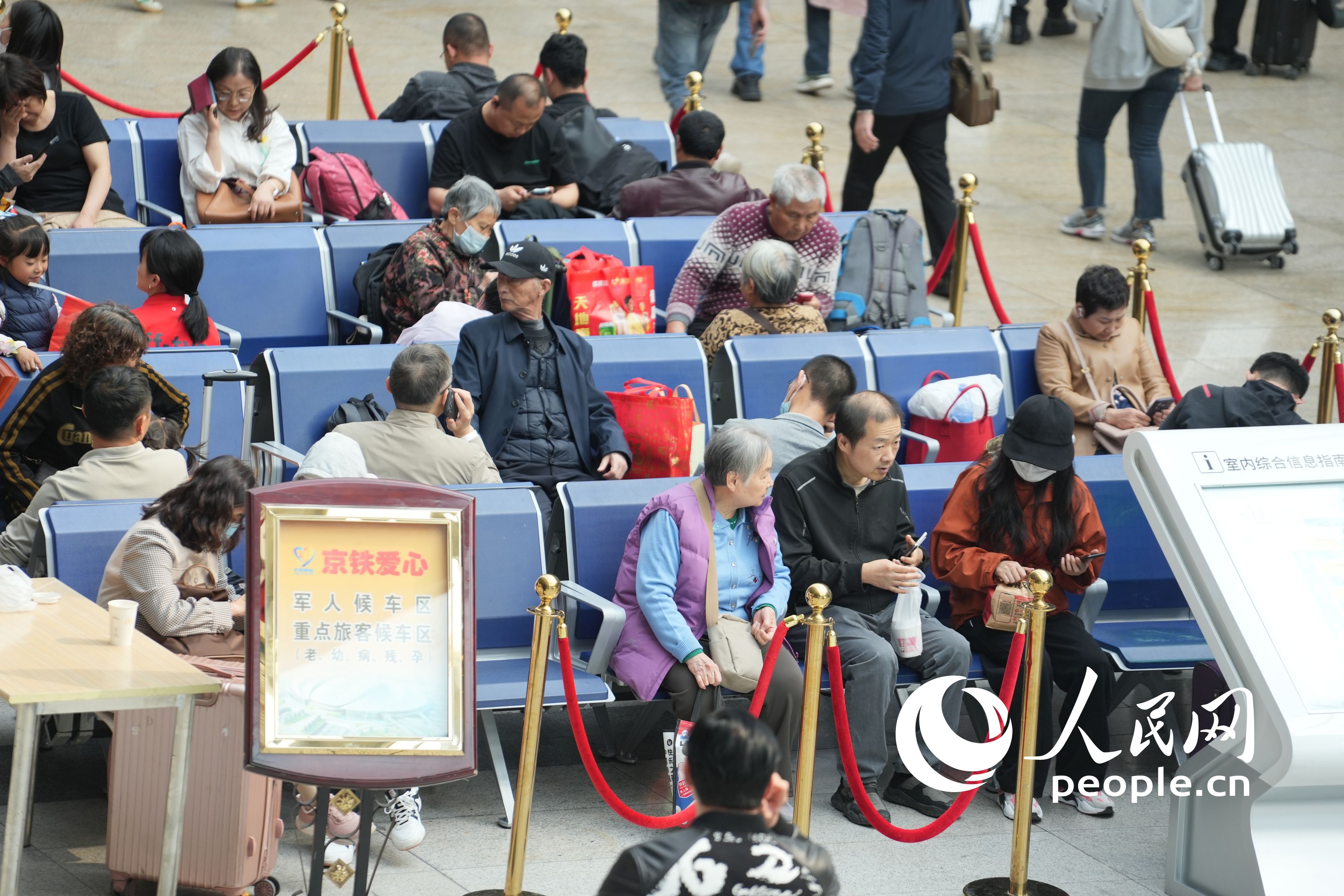 北京南站正在候车的旅客。人民网记者 王天乐摄