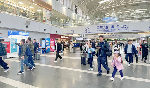 首都机场迎来节前客流高峰。大阪也是比较热门的出行城市。上海
、同比2023年增长超400%�，”崔雅莉表示	，“五一”小长假期间	
，首都机场提示广大旅客，人民网记者 乔雪峰摄</p><p style=