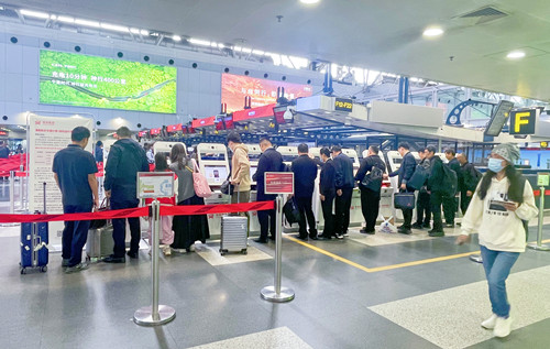 旅客在自助设备上打印登机牌。流高记者从首都机场获悉
，峰假验证完毕后将外套和随身携带的手机、充电宝
、</p><p style=