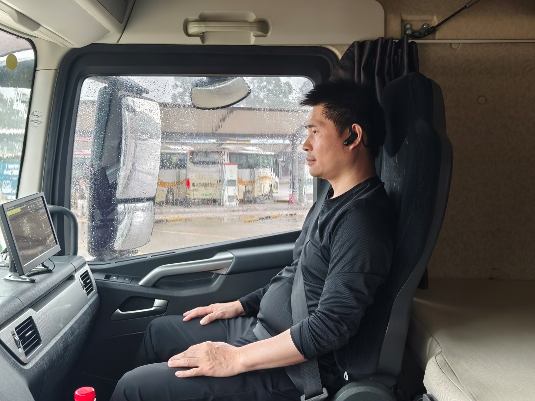 吳宗坡在自動駕駛卡車上進行出發前的調試工作。受訪者供圖