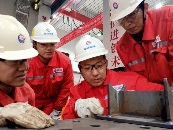 刘海林（右二）和团队成员在工作中。受访者供图
