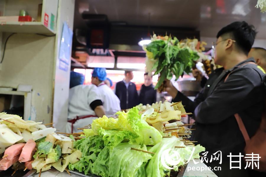  Diners are queuing at Tianshui Malatang Restaurant. Photographed by Wang Wenjia, reporter of People's Daily Online