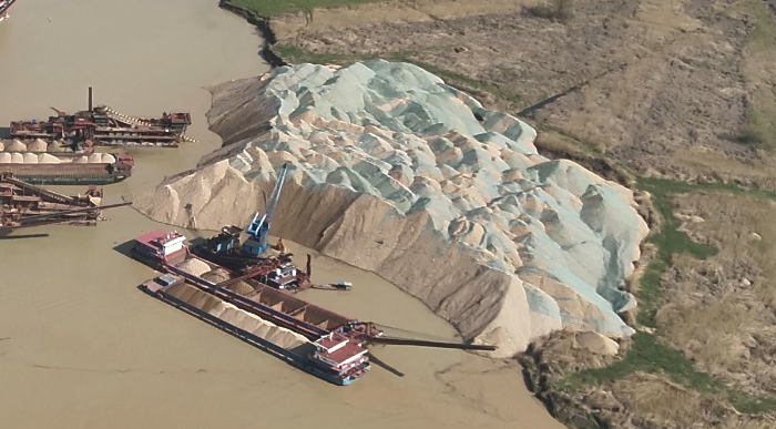 督察组暗查发现，采砂船在澧水河口湿地保护区孟姜垸洲滩非法采砂。（督察组供图）