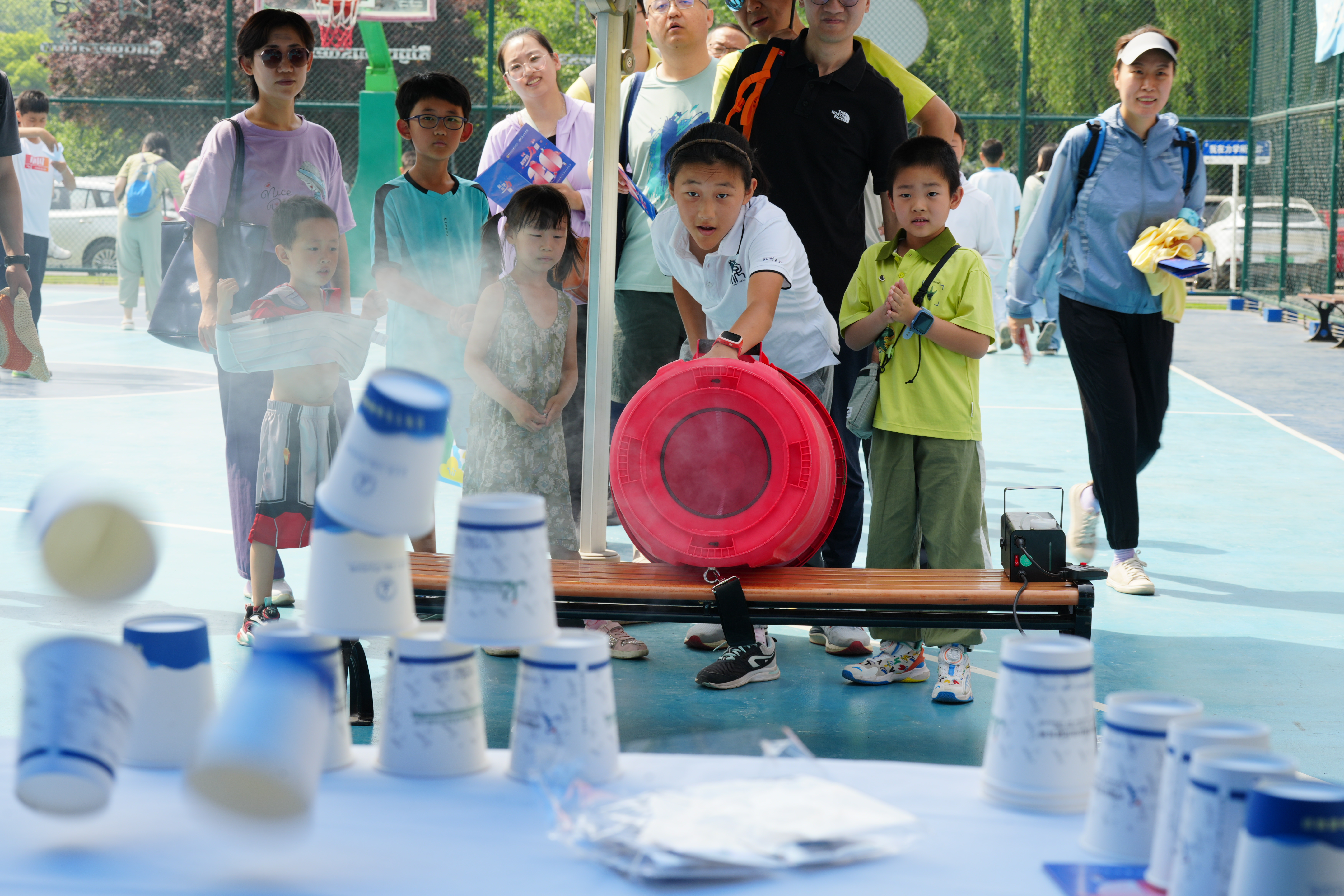 2024年5月18日，孩子们在中国科学院力学研究所体验“空气炮”互动游戏。中国科学院供图