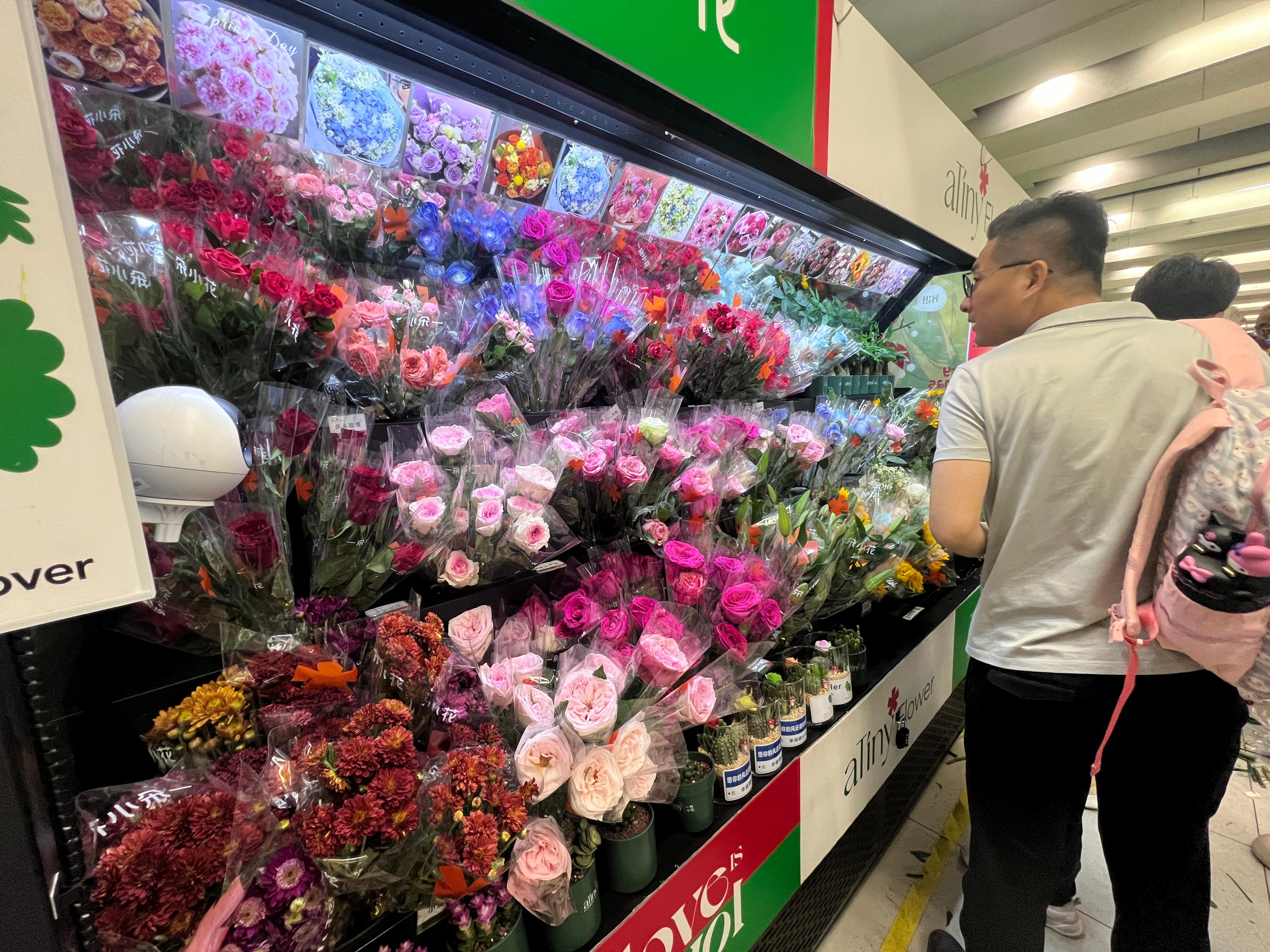5月20日，居民在花店选购鲜花。人民网 欧阳易佳摄
