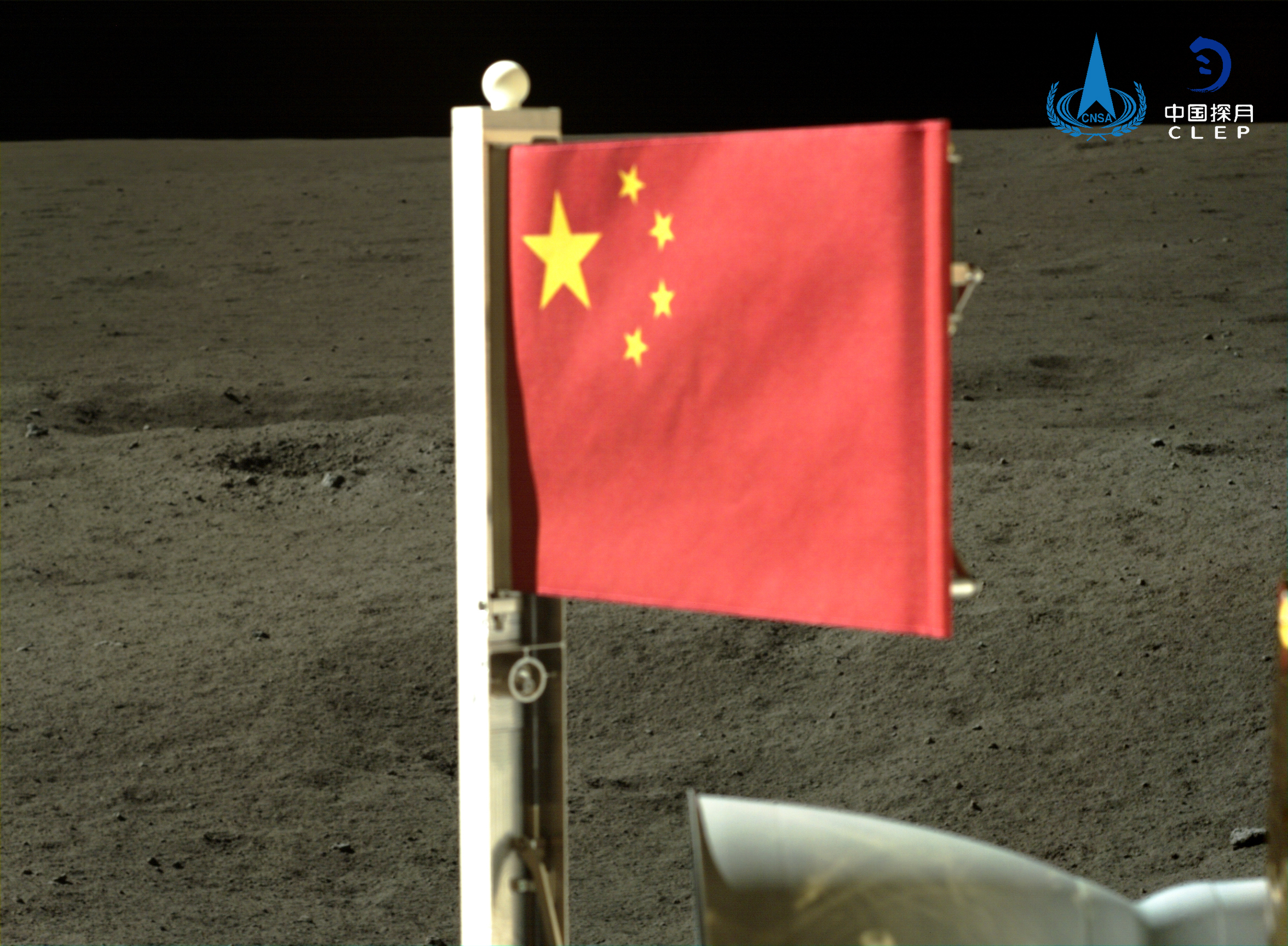 嫦娥六号着陆器携带的五星红旗在月球背面成功展开。国家航天局供图