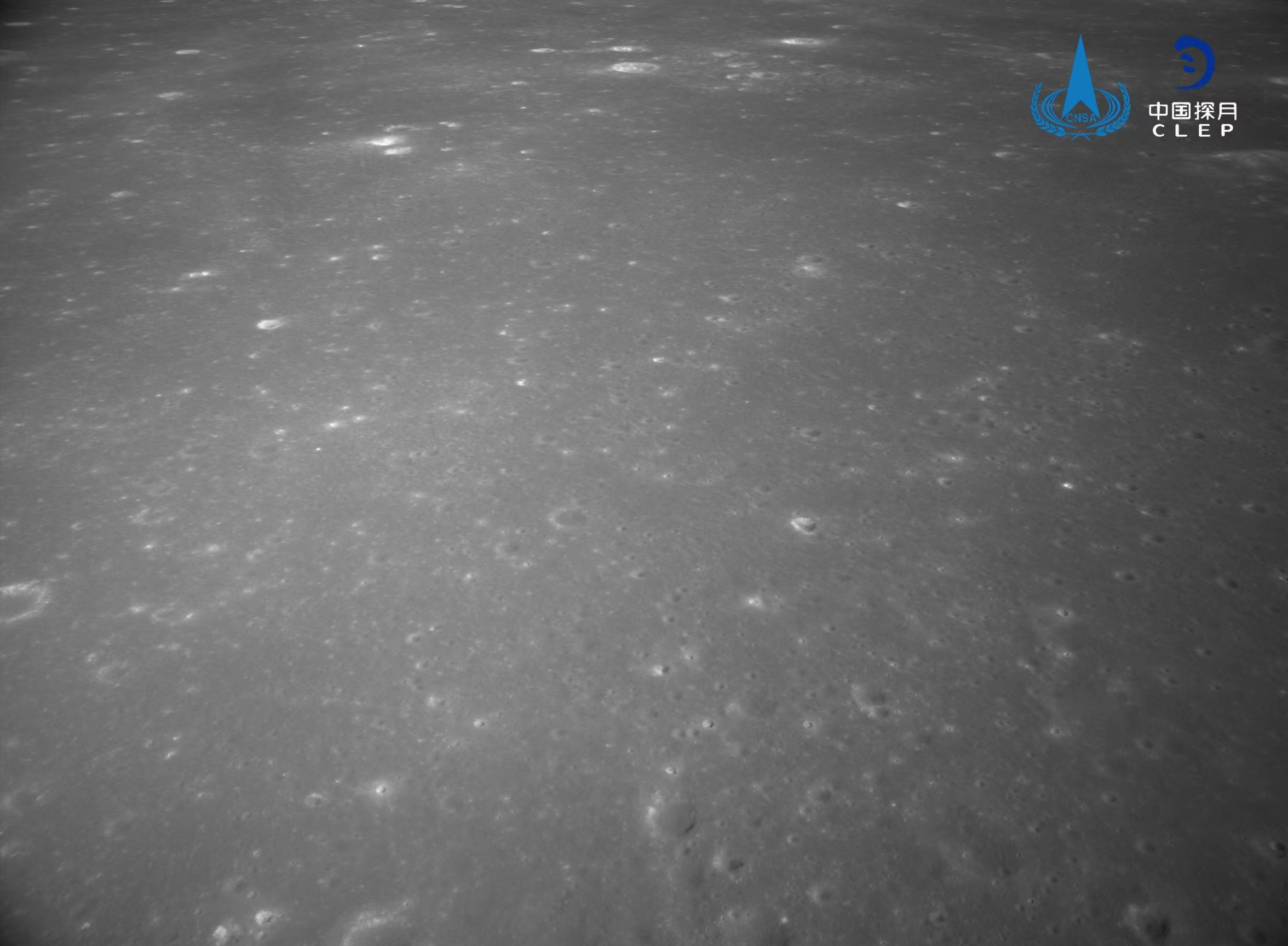 该图由降落相机在降落过程中拍摄，图像显示着陆器底部相对平坦，图像上方是着陆点北部查菲环形山，