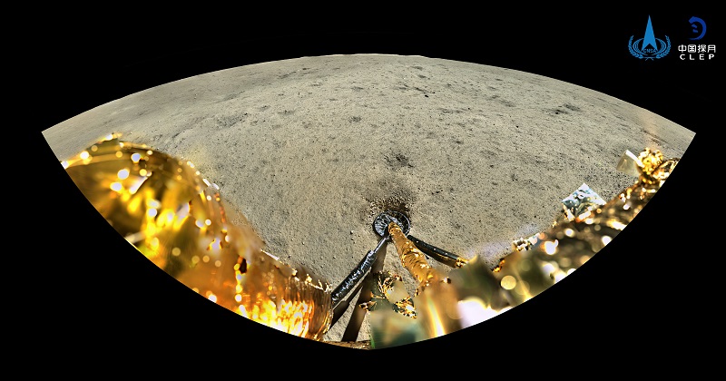 该图由全景相机在嫦娥六号表取采样前，全景相机拍摄的着陆点影像	。拍摄的月背区域上部中间为暗色的玄武岩分布区。相关影像数据经鹊桥二号中继卫星传回
，图像的下方是着陆腿和着陆时冲击挤压隆起的月壤
。<p style=
