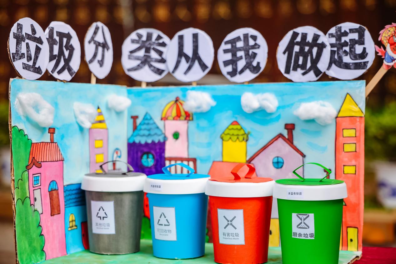 在四川省德阳市，市民积极参与垃圾分类飞行棋和垃圾分类投篮互动游戏。受访者供图