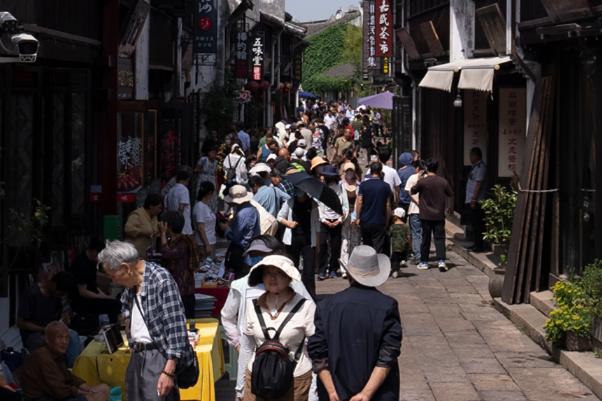 5月26日，浙江省嘉兴市月河街上的游客。人民网记者 葛泰佚摄