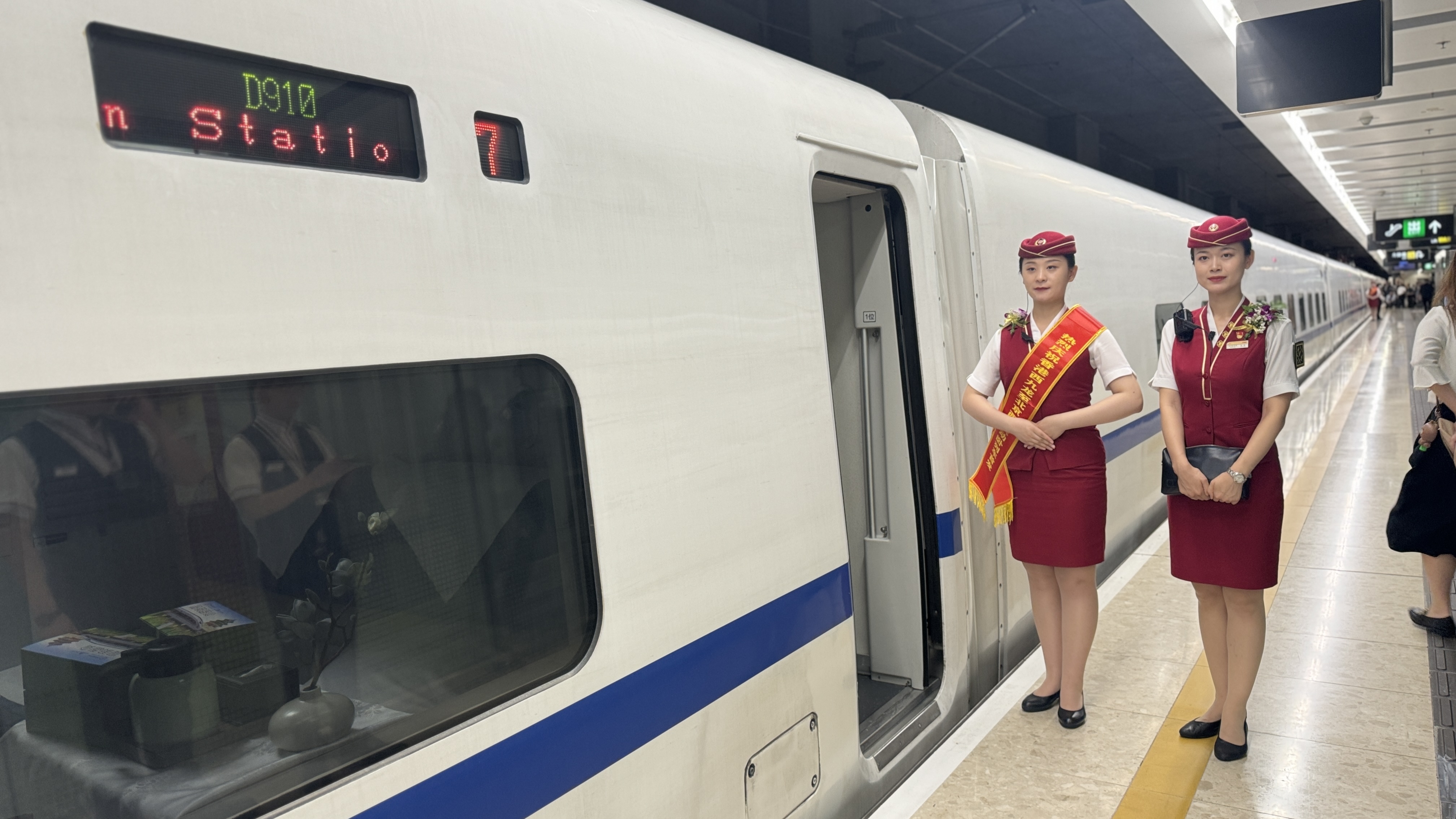 香港西九龙至北京西D910次高铁列车�。扩大通达范围，</p><p style=