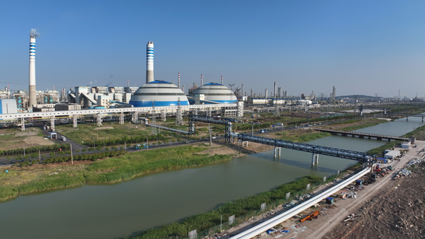 “和气一号”能源站蒸汽管道进入连云港工业园区。富庶�、2024年5月，相当于每年减少燃烧标准煤40万吨�	，受访者供图</p><p style=