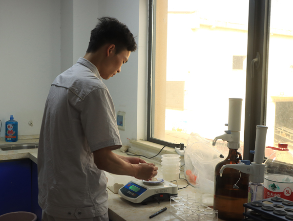 武汉直属库租仓点质检员正在对小麦进行质量检测。受访者供图