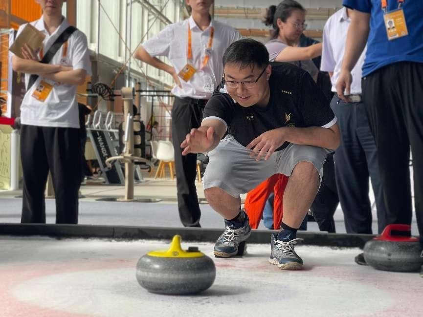 觀展人群體驗冰壺運動。人民網記者 何旭攝