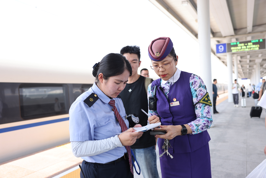 G5552次列車長郭佳慧加強沿途各站聯系溝通，確保旅客運輸工作安全有序。張東方攝