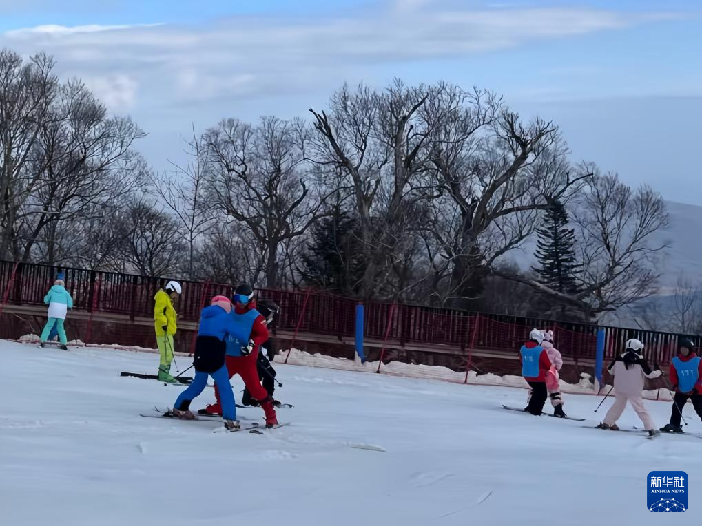 近日，搭客在亚布力阳光滑雪场滑雪。新华社记者 沈易瑾摄