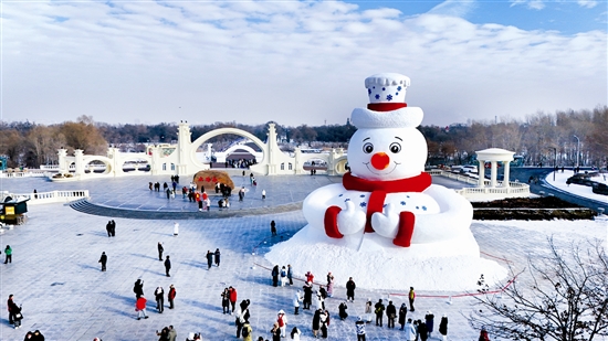 12月8日，黑龙江哈尔滨市今冬第一个大雪人“雪人先生”在太阳岛风景区落成。大雪人高20米，用雪量4000立方米。图为12月9日在哈尔滨太阳岛风景区正门广场拍摄的大雪人。新华社记者 王松摄